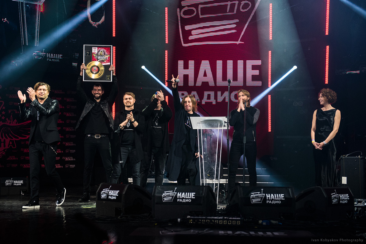 Выступает 2. Би 2 субкультура. Фестиваль ласточка 2021 лужники. Тэмин спиной. Выступает 2.